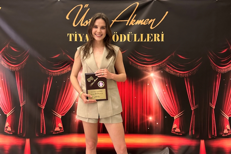  Alina Boz, �lk Tiyatro Oyunuyla �lk Tiyatro Ödülünü Kazand�